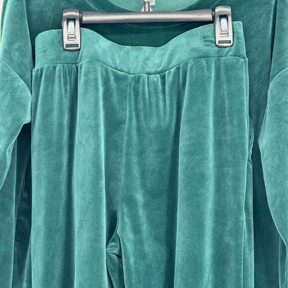 Cable & Garage Green Velvet Soft Track Suit 2Pieces Sweatshirt and Pants - Picture 2 of 6
